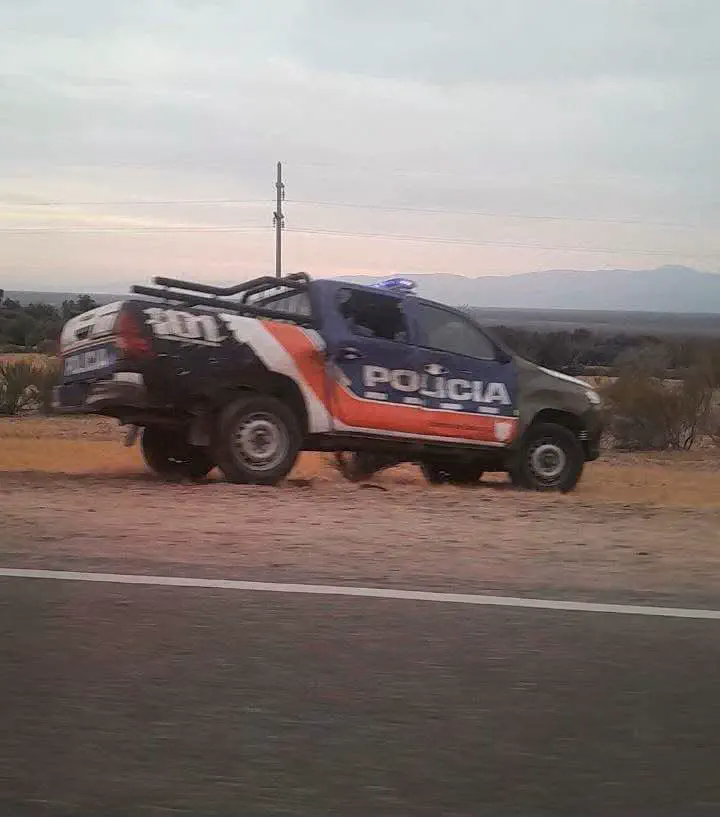 Un móvil de la Policía de Belén chocó contra dos caballos en el ingreso a Aimogasta