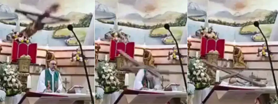 Un sacerdote murió aplastado por una cruz mientras celebraba una misa (video)