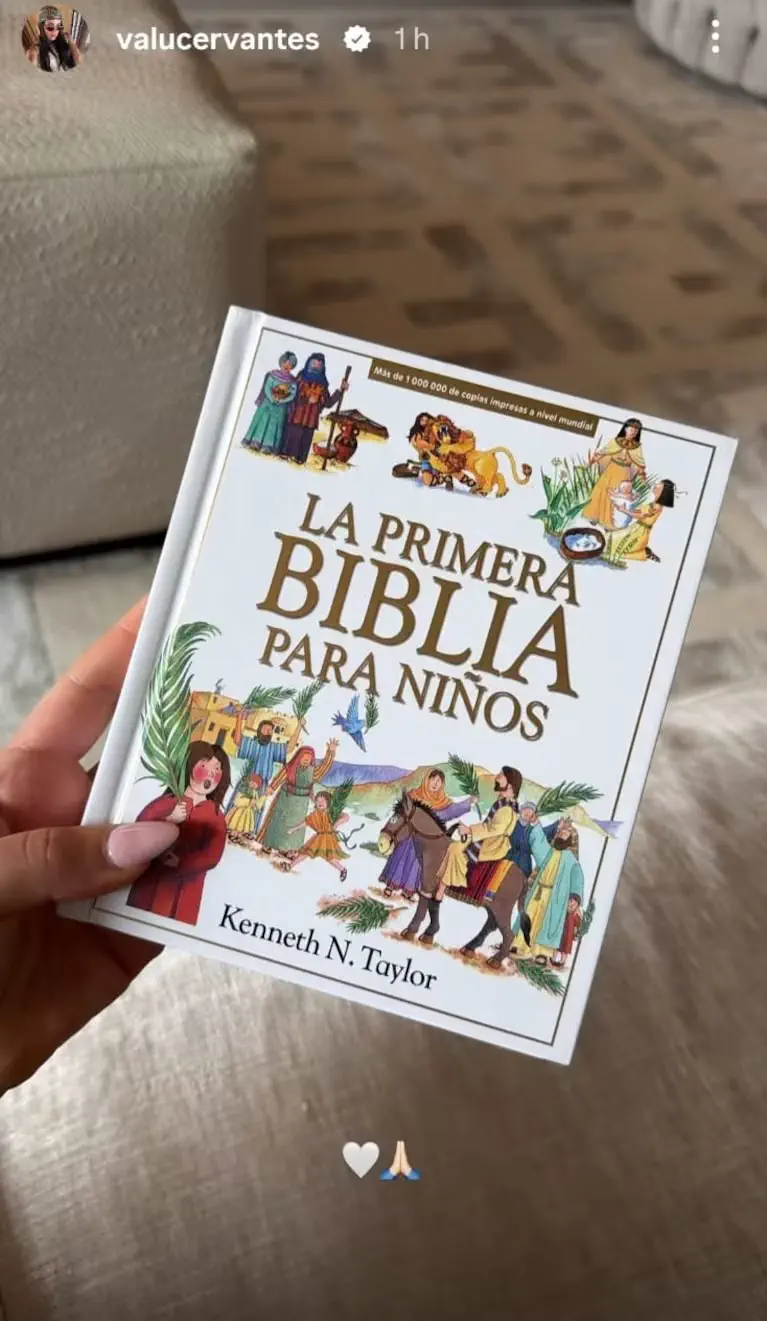 Valentina Cervantes y Enzo Fernández le regalaron una Biblia a Benjamín. (Foto: Instagram/@valucervantes)