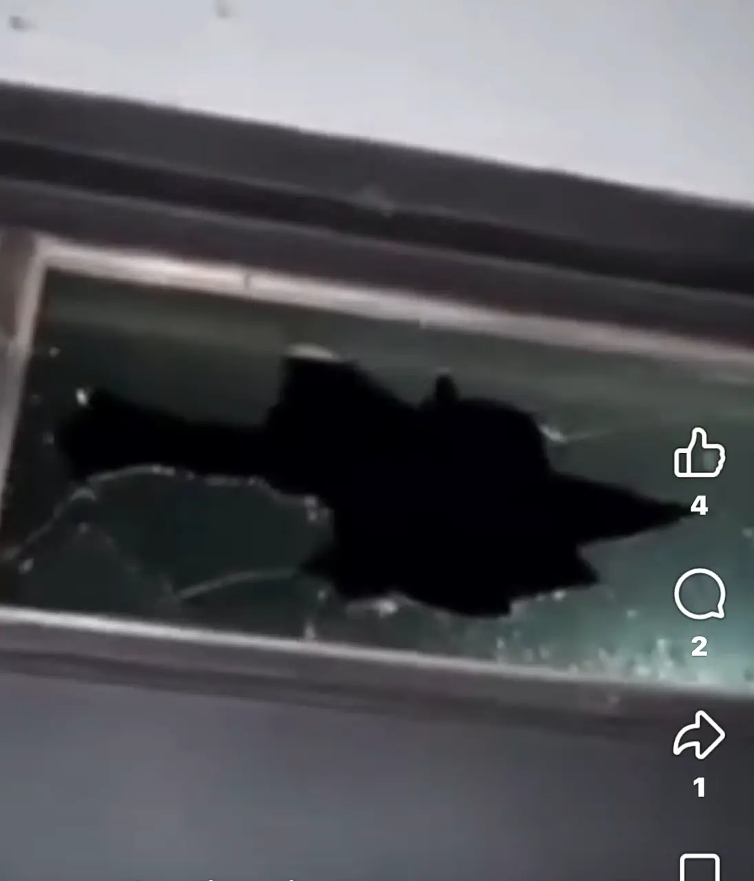 Ventana destrozada - Apedrearon la casa de la joven señalada por el caso de bullying en Bariloche