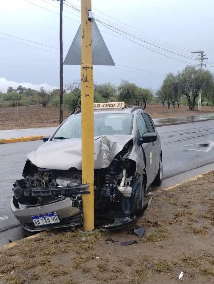 Violento accidente en la zona norte de la Capital: un taxi despistó y destruyó el frente contra un poste cerca del Club Hípico