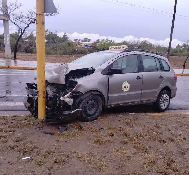 Violento accidente en la zona norte de la Capital: un taxi despistó y destruyó el frente contra un poste cerca del Club Hípico