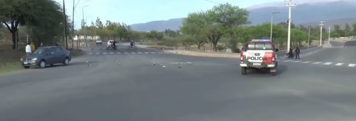 Violento choque en la rotonda del CAPE: una mujer fue hospitalizada tras una colisión entre dos vehículos