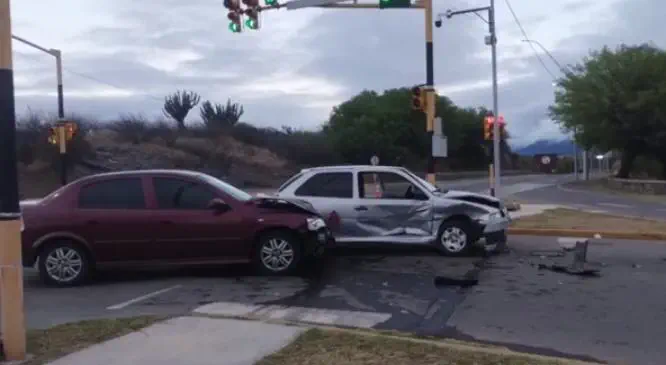 Violento choque entre dos vehículos sobre la Ruta Provincial N° 1 dejó tres personas hospitalizadas