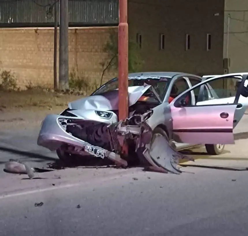 Violento choque. un automovilista resultó herido tras incrustar su auto contra un poste de la avenida de Circunvalación