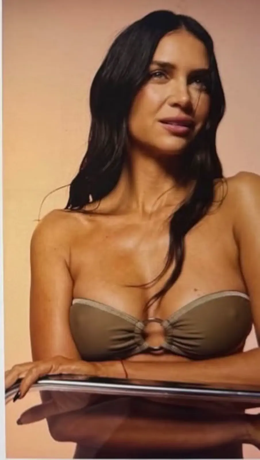 Zaira Nara anticipó el verano27 con las microbikinis en tendencia: animal print, bicolor y arandela